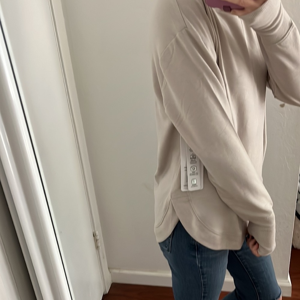 NWT Soft Rounded Hem Tee with Thumb Holes - Picture 2 of 13